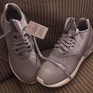 Valentine’s Day Sale ⭐️Tennis shoes adidas size 6Y